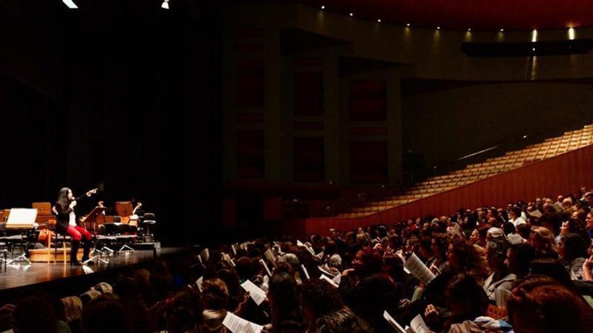Orfeón Sevilla en el teatro con su coro de 350 voces (foto de su página web)