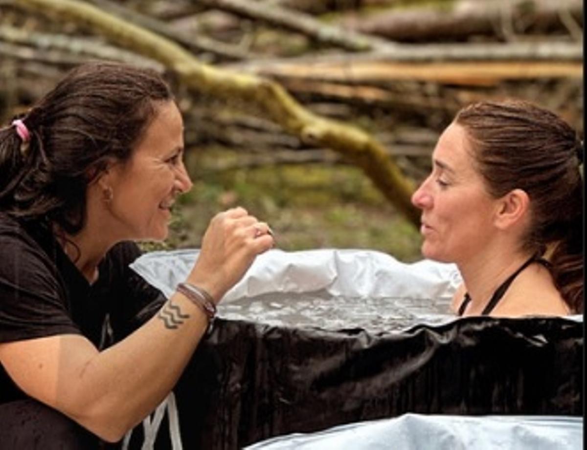 Mónica Bahillo conduint un bany de gel