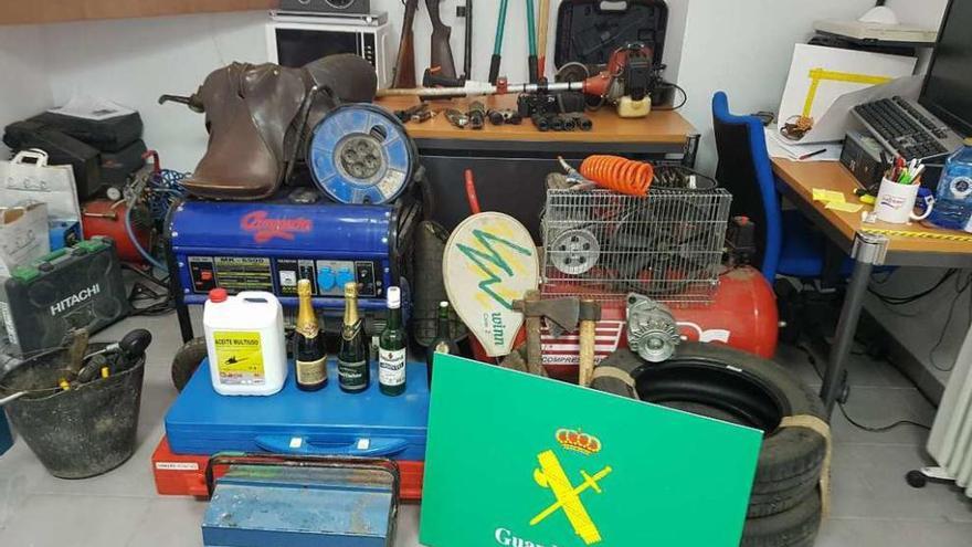 Herramientas, licores, escopetas, compresores y neumáticos, entre la mercancía incautada. // Guardia Civil