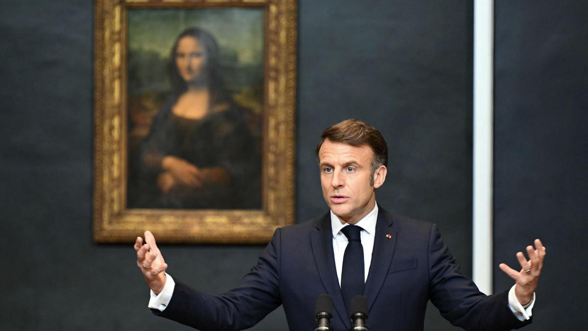 El presidente de Francia, Emmanuel Macron, pronuncia un discurso frente a la obra maestra de Leonardo da Vinci, la Mona Lisa, durante su visita al Museo del Louvre en París, Francia, el 28 de enero de 2025. (Francia)