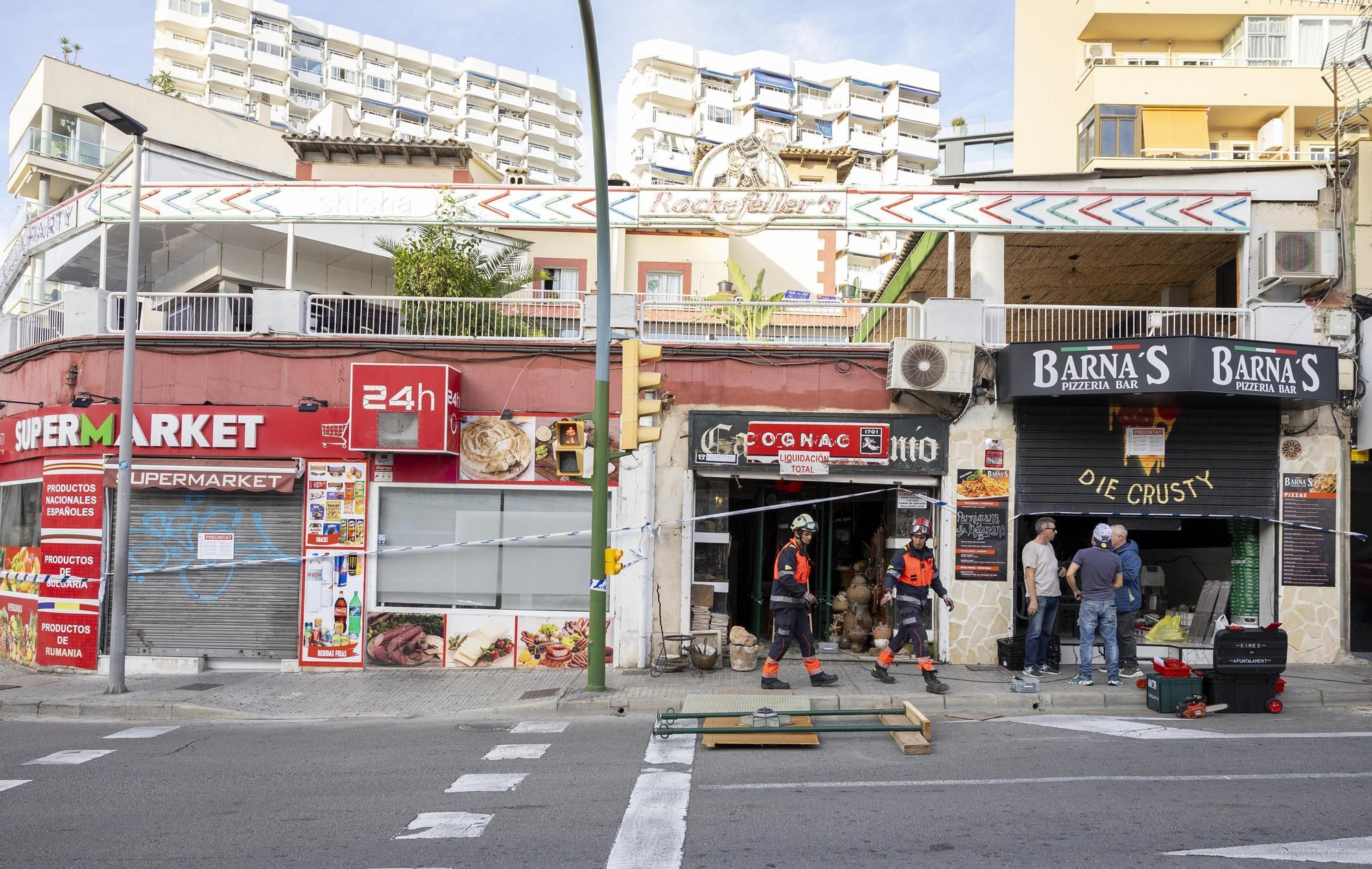 Precintan cinco locales comerciales y la terraza de un bar nocturno de Cala Major por riesgo de derrumbe