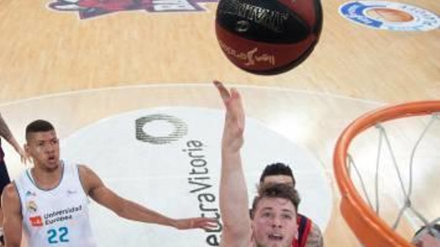 Doncic, màxim anotador del Madrid, amb 20 punts, llança a cistella