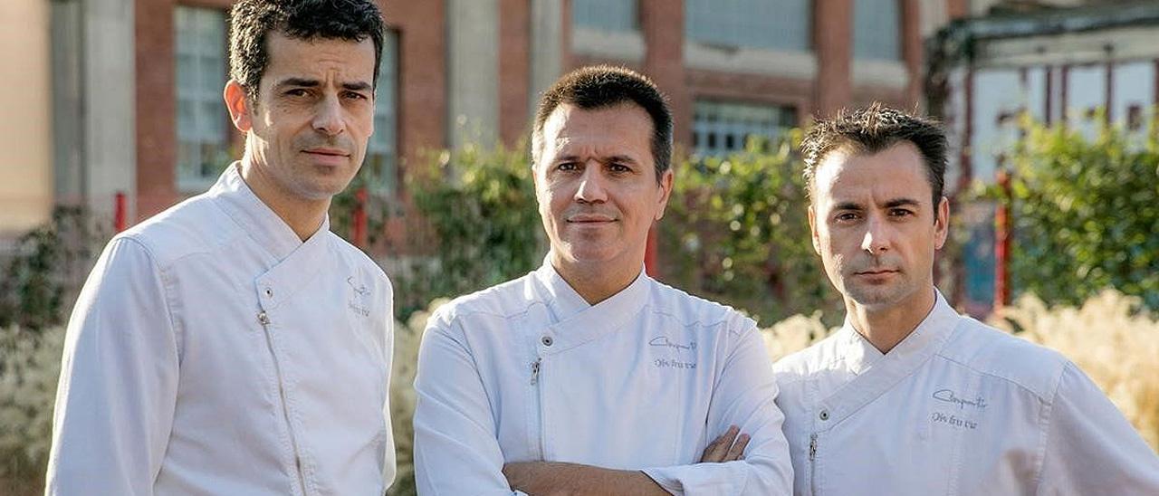 Oriol Castro, en el centro, con Mateu Casañas, y Eduard Xatruch, el trío del restaurante Disfrutar, en Barcelona.