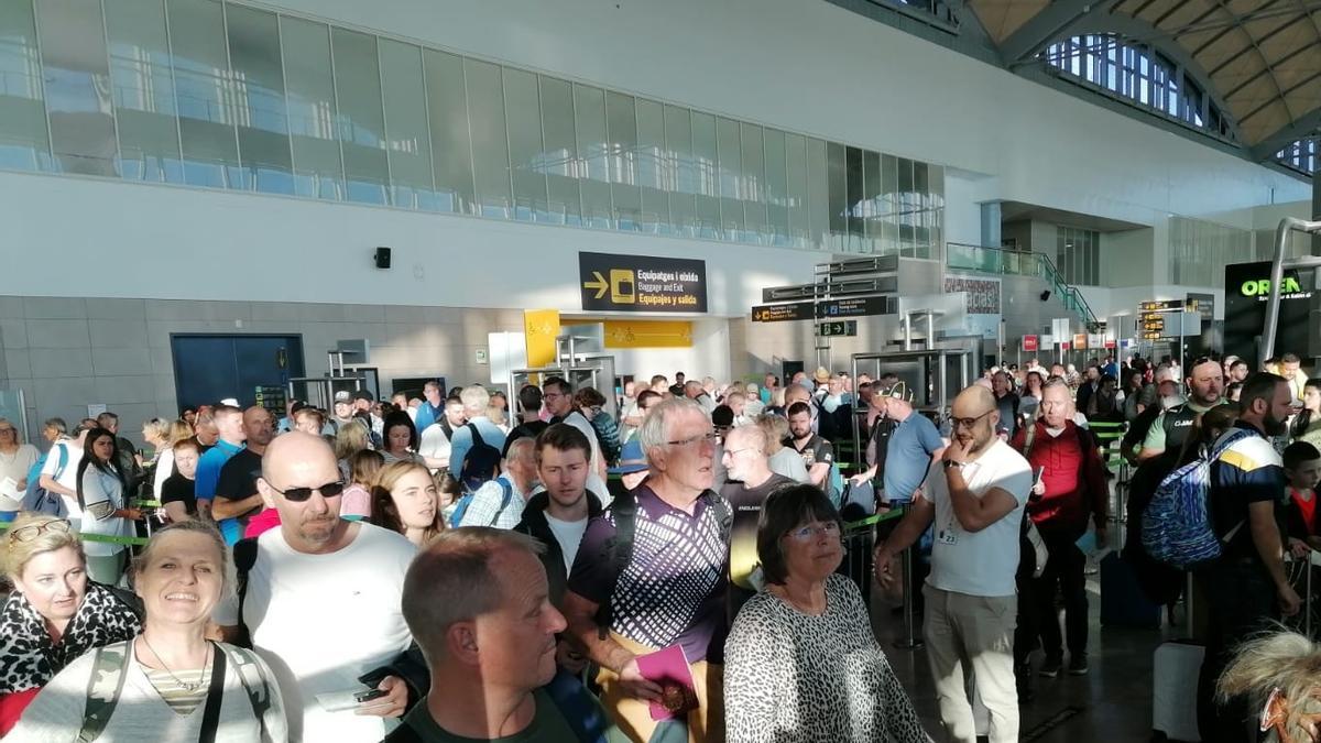 Colas de pasajeros este pasado lunes en el aeropuerto de Alicante-Elche.