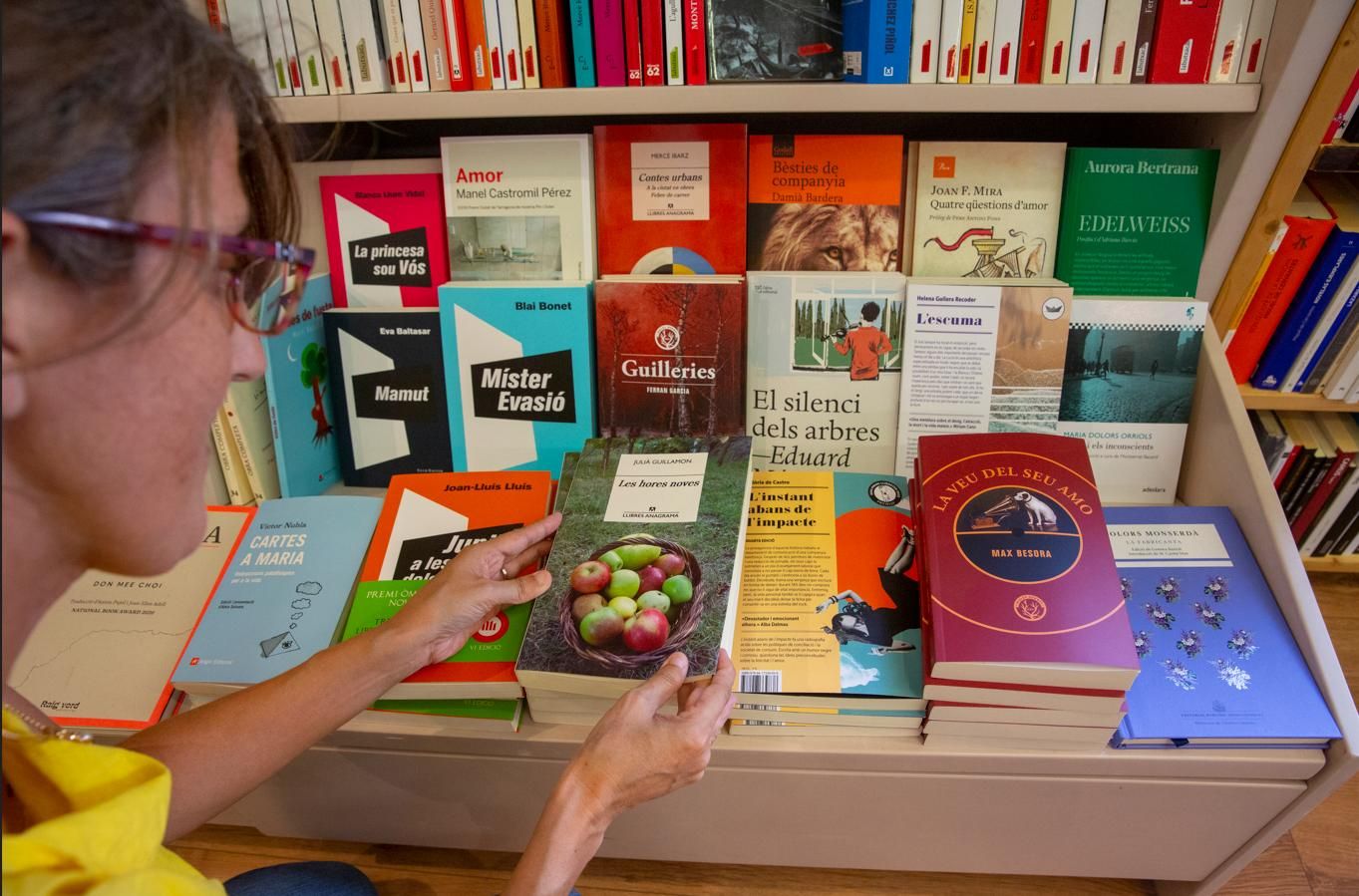 Libros en los estantes de una librería.