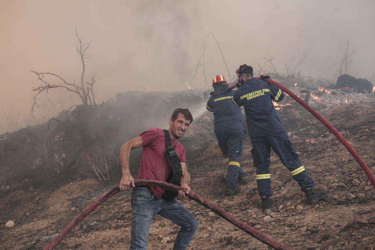 Al menos a 26 personas muertas en una nueva ola de incendios en Grecia