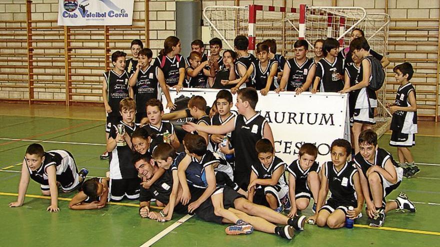 Juegan al baloncesto con fines solidarios