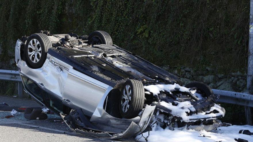 Una conductor y un menor resultan heridos después de volcar con su coche en Redondela