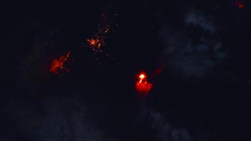 La visión de la Estación Espacial. El astronauta Thomas Pesquet, uno de los integrantes de la tripulación de la Estación Espacial Internacional, captó el pasado día 22 el volcán palmero desde el espacio. «El resplandor anaranjado de la lava, en contraste con la negrura del océano Atlántico, resulta aún más impresionante. El brillo de la lava parece demasiado cercano al resplandor de las luces de la ciudad», tuiteó el astronauta galo.