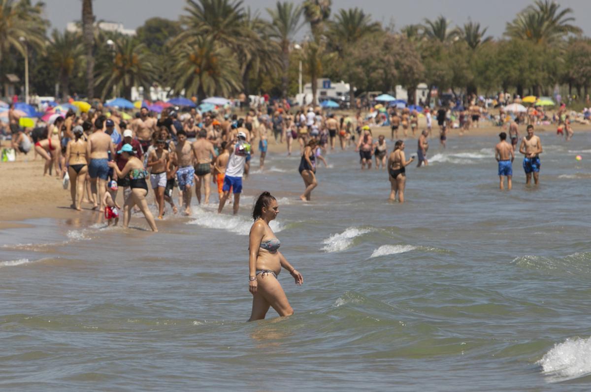 El puente y las altas temperaturas hacen que parezca agosto en la playa del Port de Sagunt