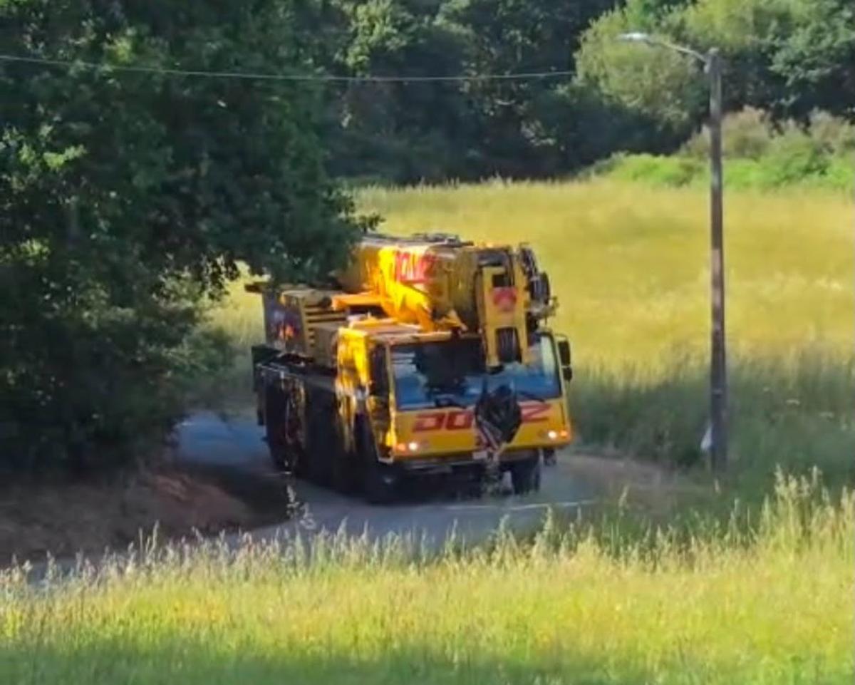 Camións e grúas atravesan nas últimas semanas a zona de Cruxeiras