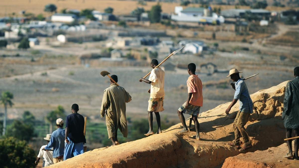 Mineros de un pueblo del sur de Magadascar