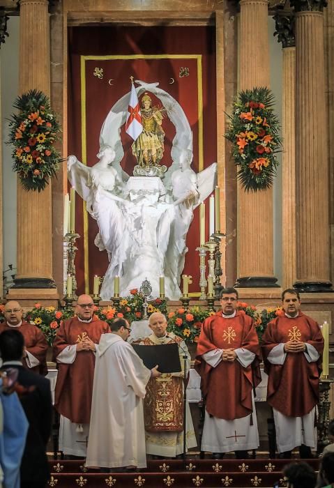 La procesión de la reliquia es uno de los actos que más agradan a los alcoyanos en el día dedicado al patrón San Jorge.