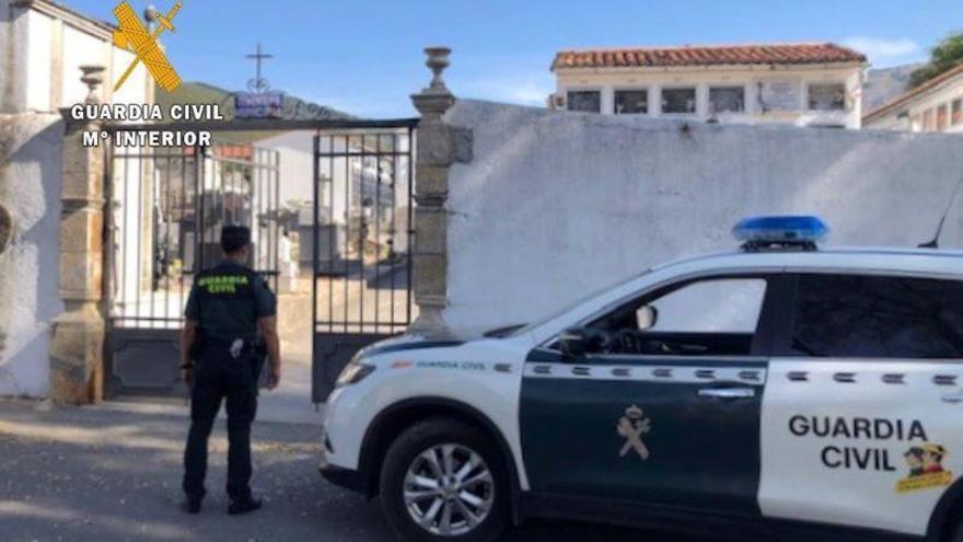 Detenidos dos vecinos de Valverde del Fresno por robos en ocho nichos del cementerio