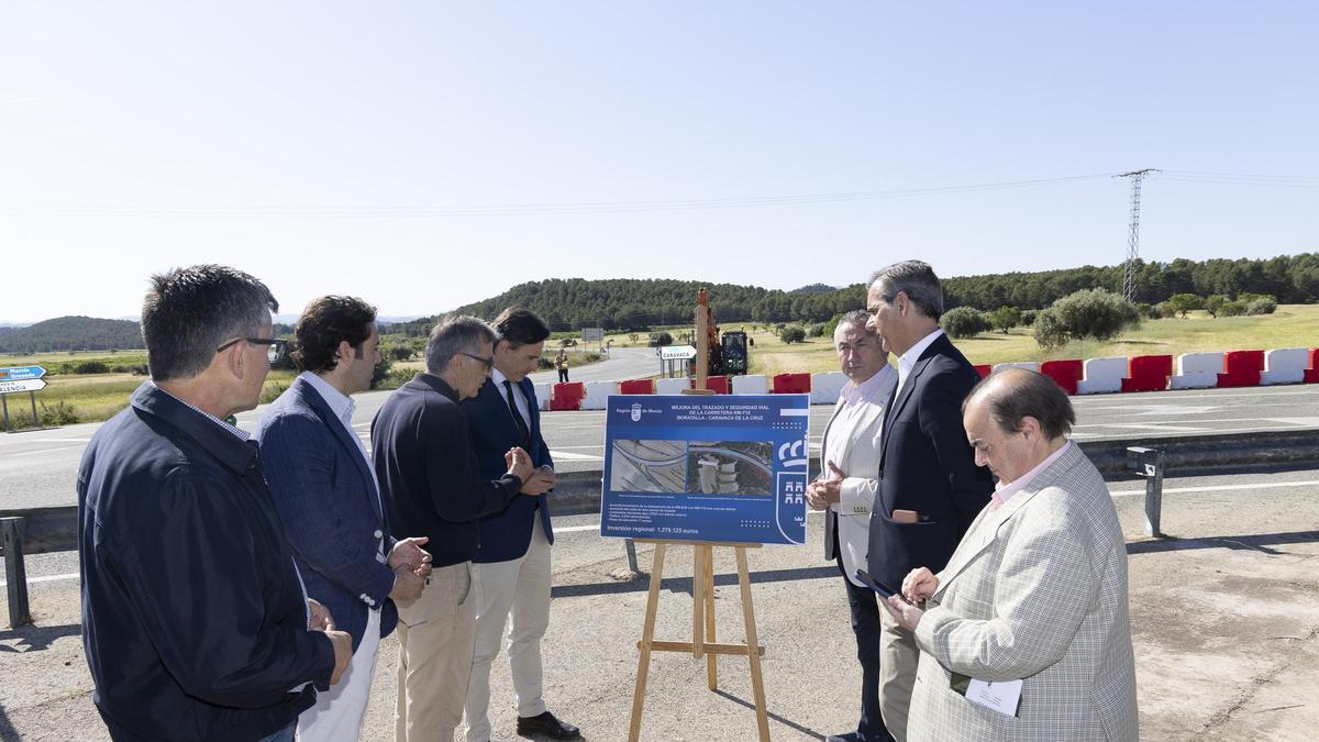 El consejero Jorge Garcia, junto al alcalde de Moratalla, Juan Soria, revisando el inicio de las obras