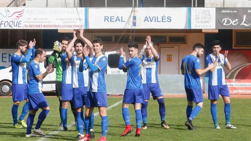 Los jugadores saludan a la afición antes del partido contra el Lugones.