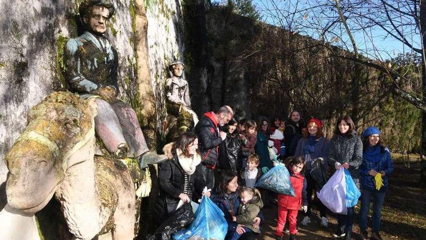 Voluntarios que retiraron basura del parque de O Pasatempo en enero de este año.