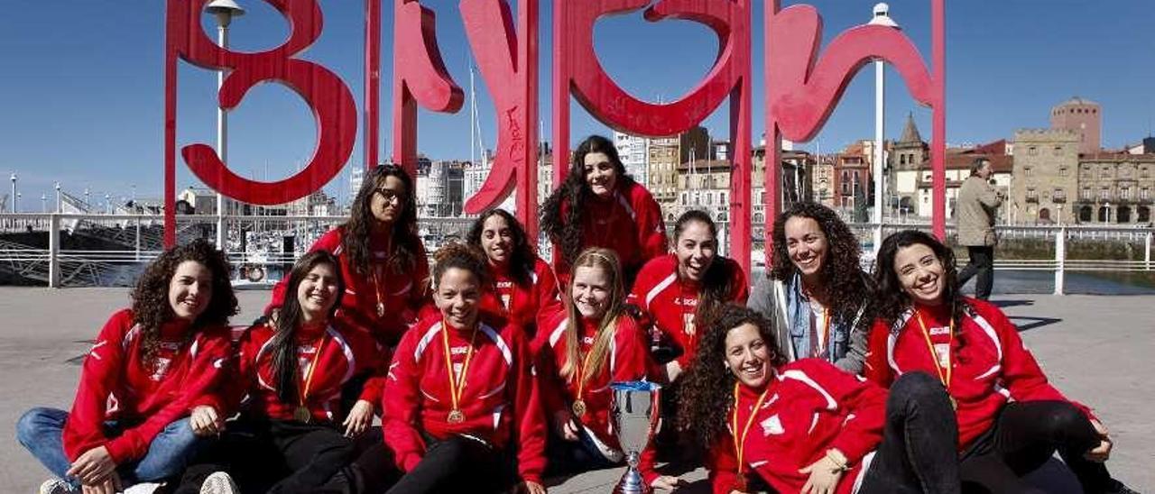 La plantilla del Solimar Gijón, en ese momento Hostelcur, tras ganar la Copa de la Reina de 2016.