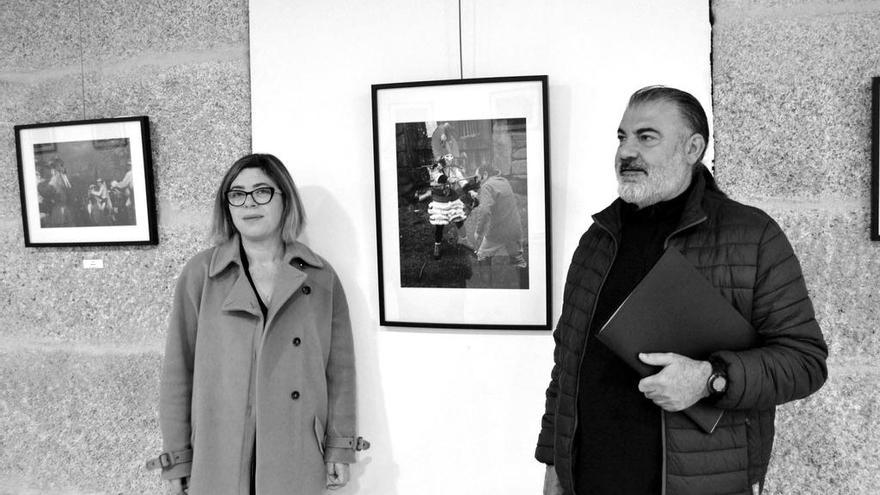 La edil de Cultura, Sonsoles Vicente, junto al fotógrafo Fernando Seadur, comisario de la exposición &quot;As raigañas do Entroido&quot;. // D.B.M.