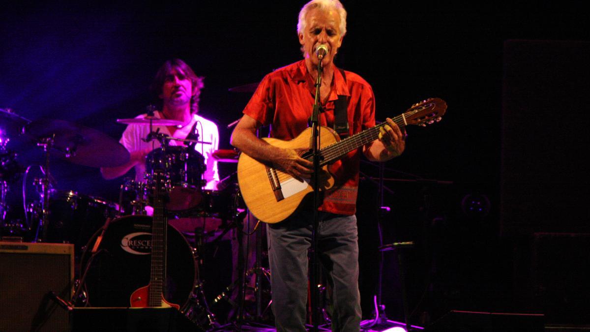 El cantant Kiko Veneno sobre l&#039;escenari del festival Acústica de Figueres, el 3 de setembre de 2016.