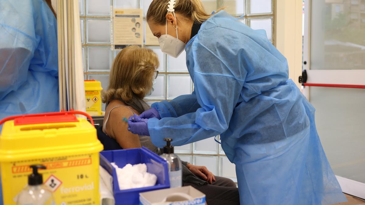 Una sanitaria vacuna contra el coronavirus  a una paciente en un centro de salud situado en la capital de la Plana.