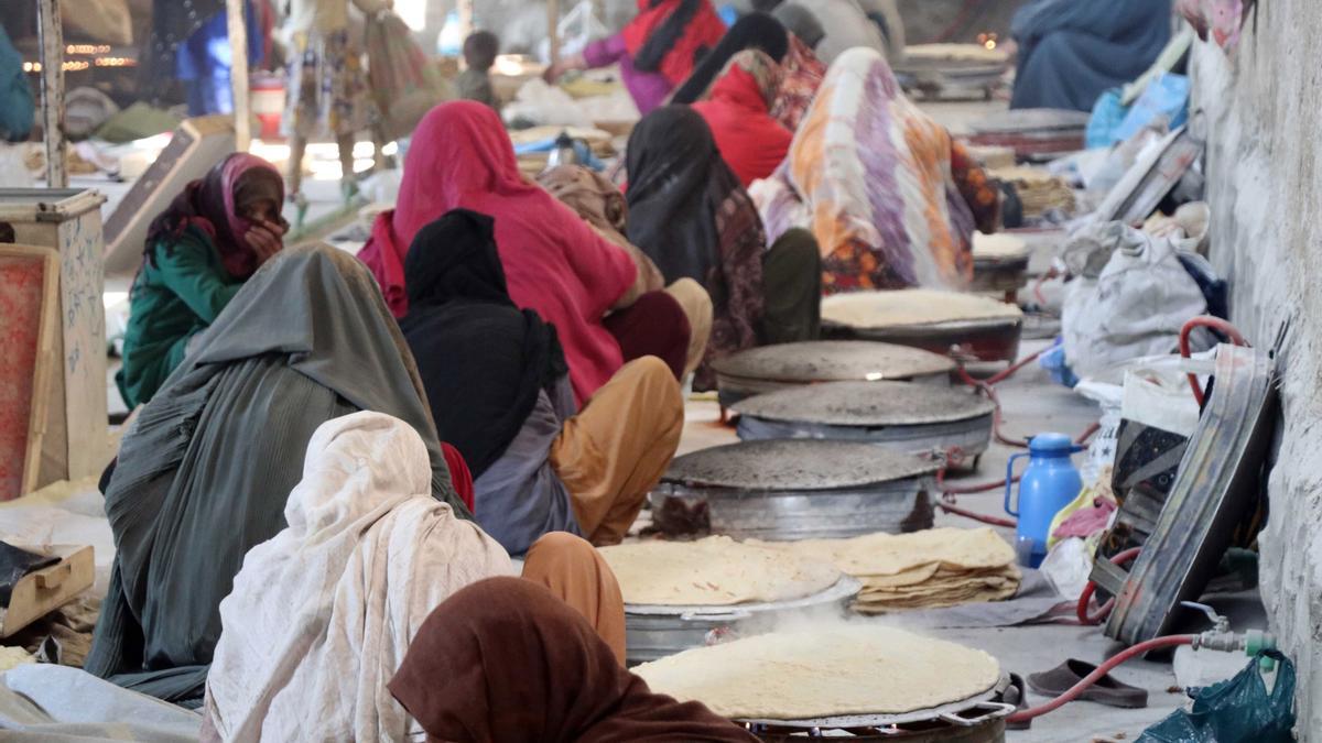 Mujeres afganas trabajan en un panadería de la ciudad de Kandahar.