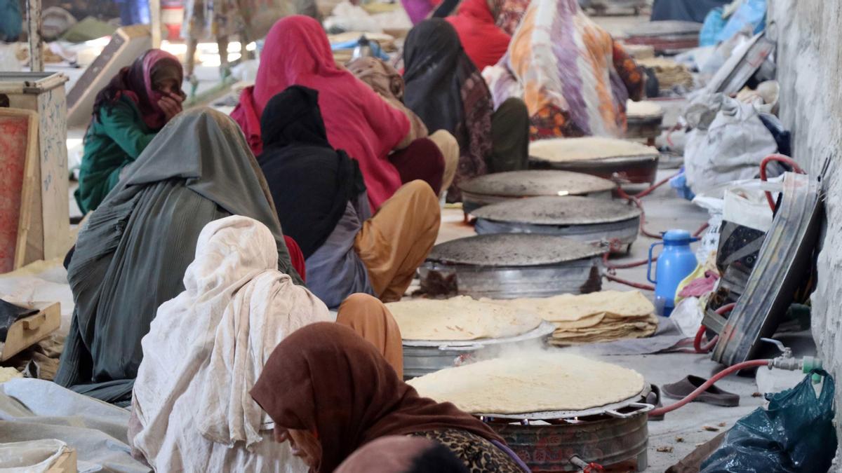 Mujeres afganas trabajan en un panadería de la ciudad de Kandahar.