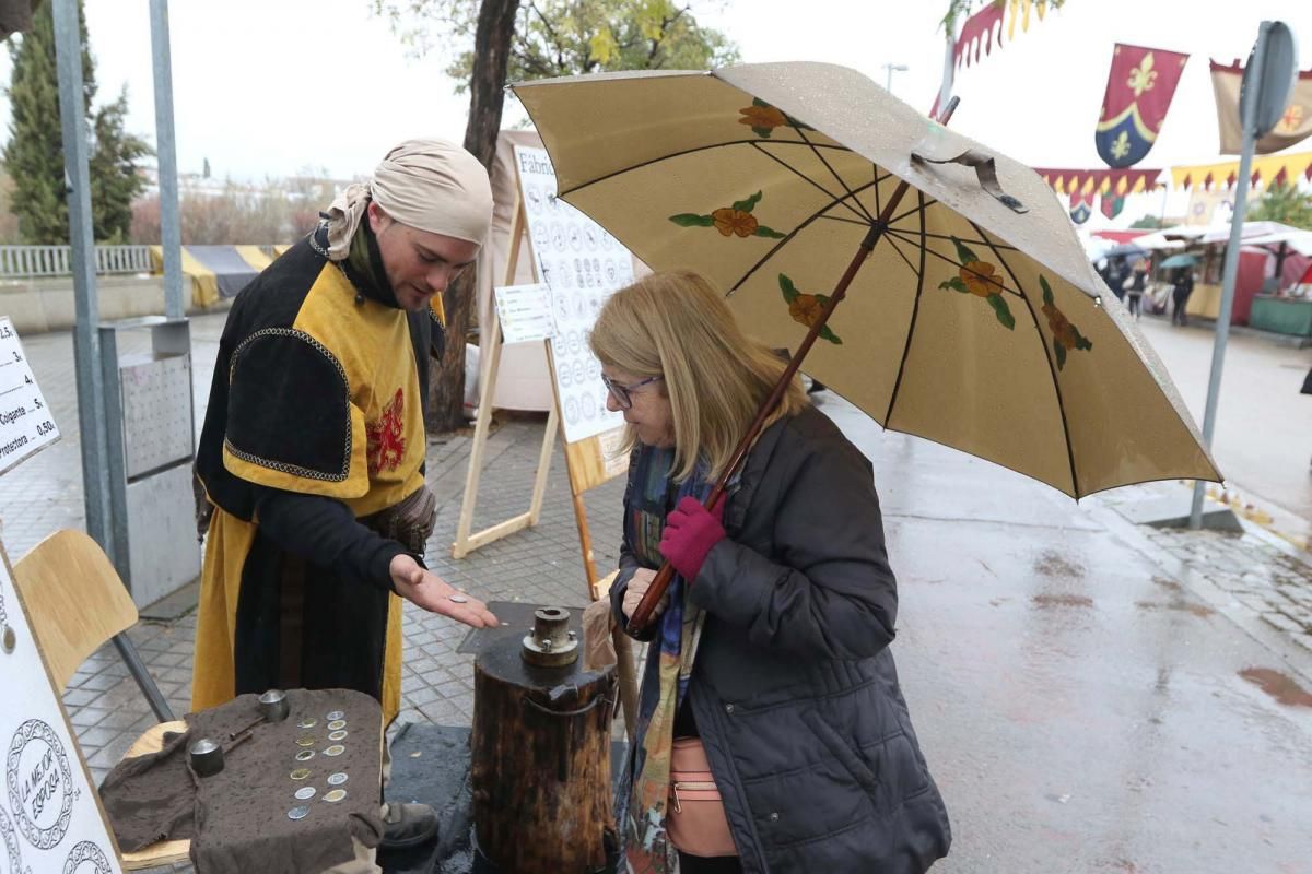 La lluvia desluce el Mercado Medieval