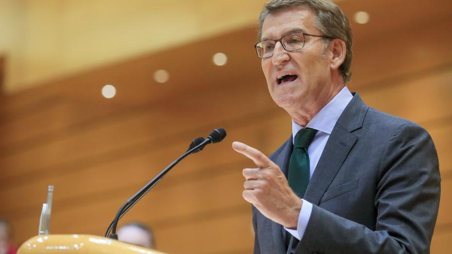 Feijóo dice que la ley trans pone en peligro los logros de la lucha feminista.