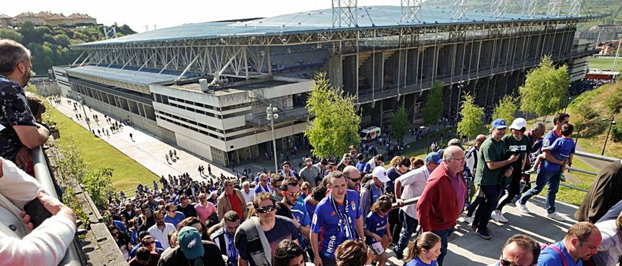 Aficionados azules, saliendo del Tartiere. 