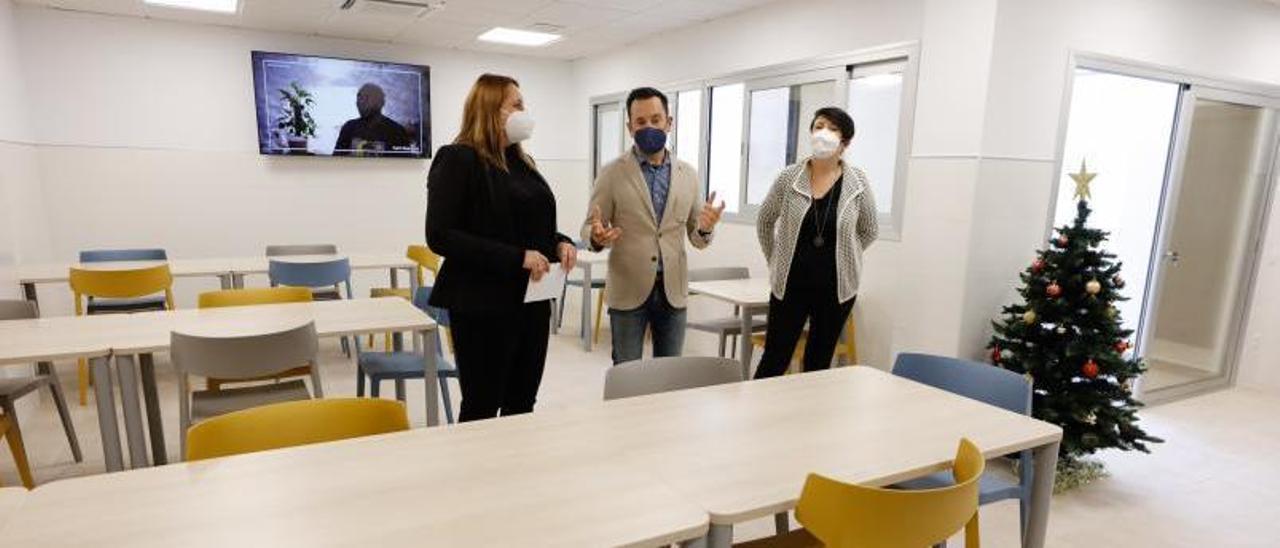 Carmen Boned, Rafa Ruiz y Elena López, ayer durante la inauguración de las instalaciones.