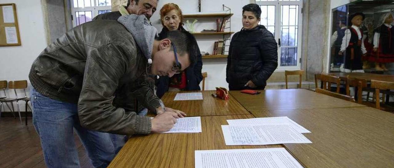 Participantes en la campaña de recogida de firmas en Soutolongo contra la planta. // Bernabé/Javier Lalín