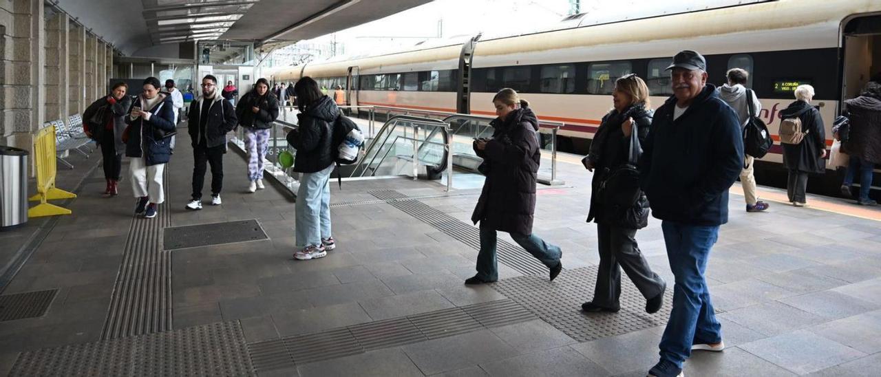 Tren con destino a Vigo ayer a mediodía, sin incidencias reseñables.