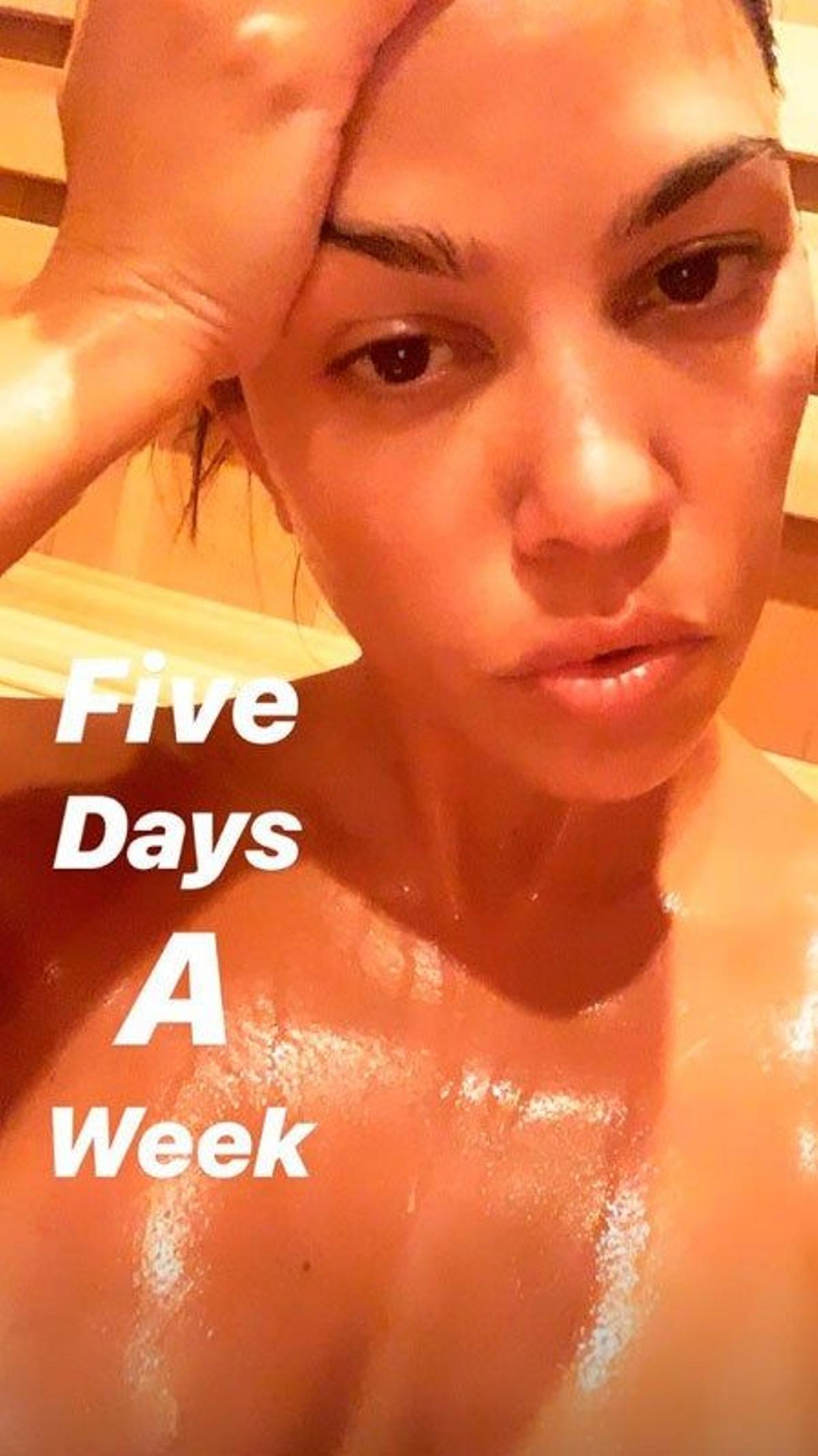 Kourtney Kardashian en la sauna.