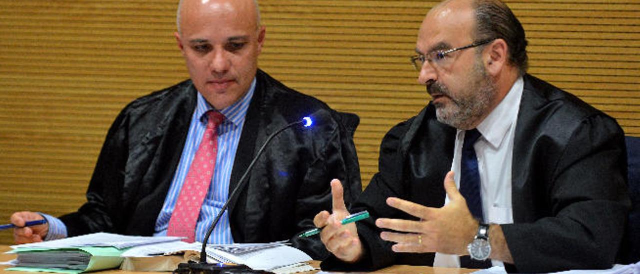 Enrique González y Carlos Trujillo, los letrados que han defendido los intereses del Gobierno canario y del Cabildo en el juicio.