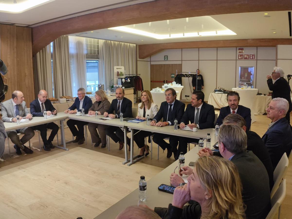 Un momento de la presentación de la nueva Unidad de Vigilancia de Mercado, este lunes en Murcia.