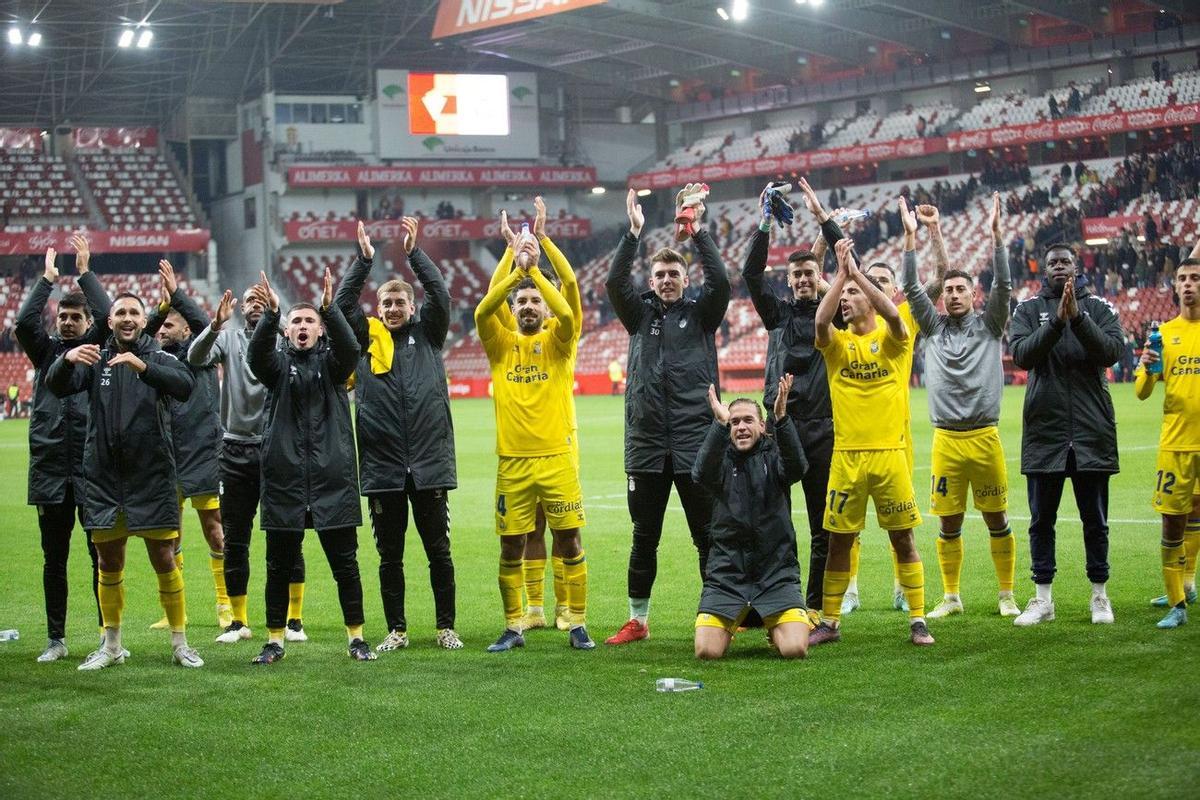 El plantel de la UD de Pimienta festeja la última victoria en El Molinón en diciembre de 2022.