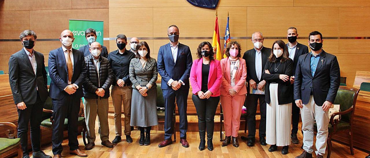 Representantes de la patronal de renovables, el Consell y los ayuntamientos valencianos, ayer. | LEVAMTE-EMV