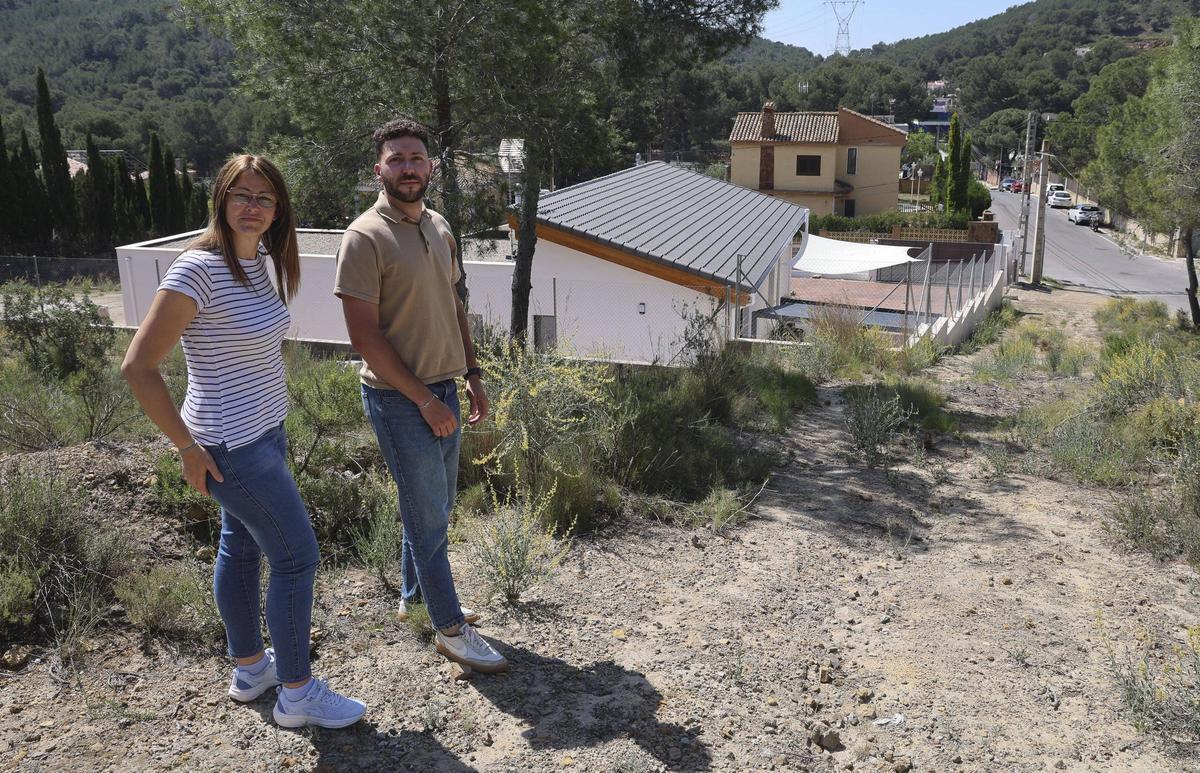 Los concejales Ureña y Melchor en una de las urbanizaciones
