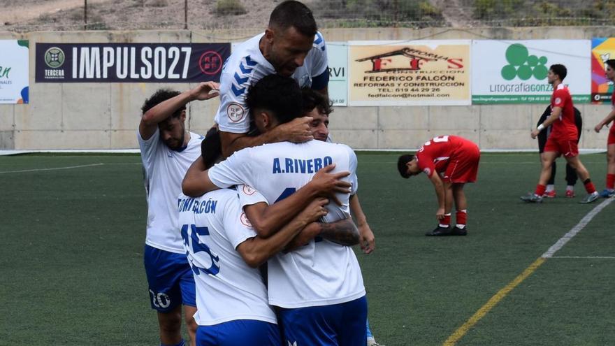 Jugadores del ‘Támara’ celebran el 1-0 de Andrés Rivero –de espaldas–, ayer en el Juan Guedes.