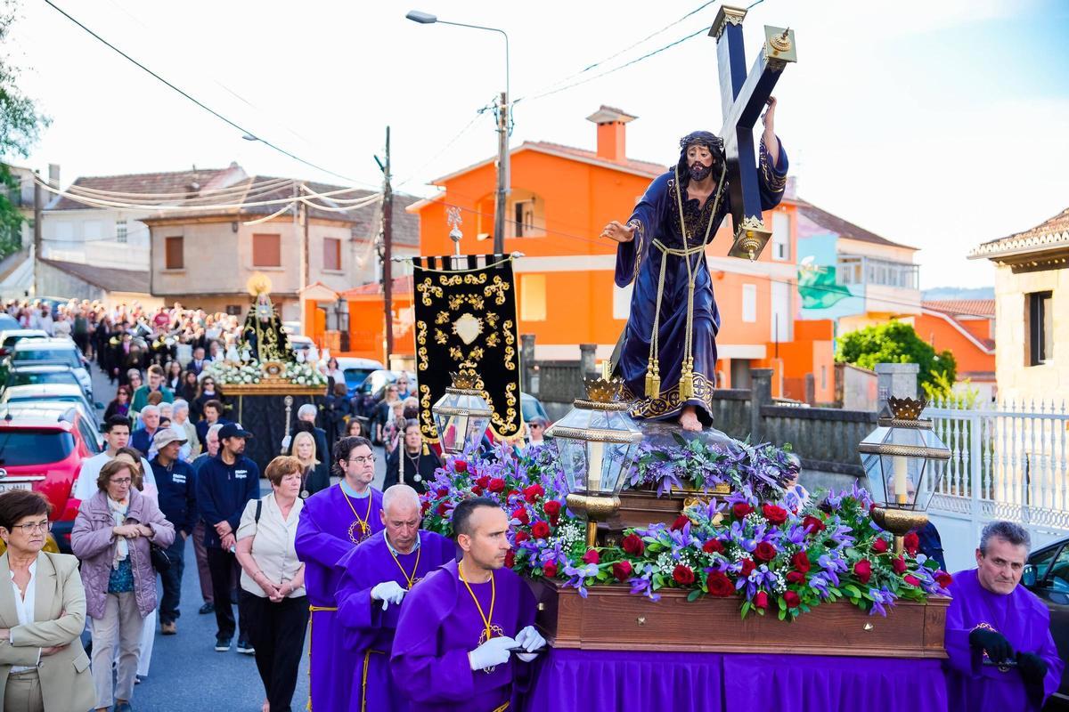 Procesiones en Vigo: los pasos de Noso Pai Xesús Nazareno e a Virxe Dolorosa desfilaron por Teis