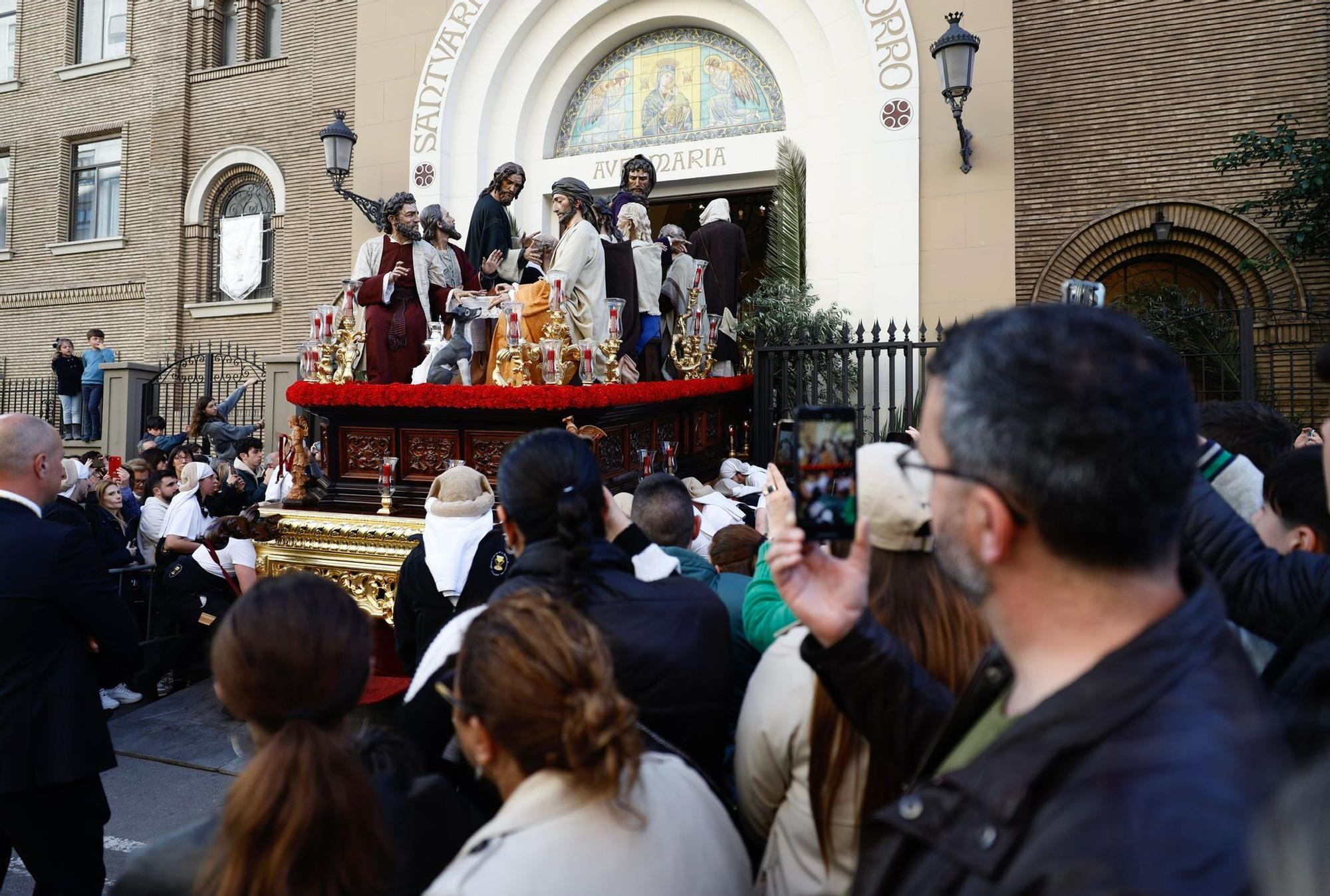 En imágenes | La Cofradía de la Institución de la Sagrada Eucaristía recorre las calles de Zaragoza el Jueves Santo