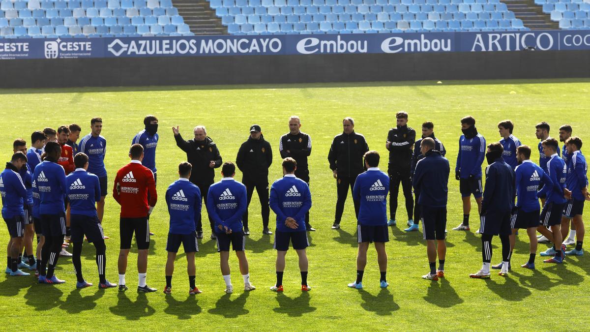 Juan Ignacio Martínez da instrucciones a su plantilla antes de empezar una sesión en La Romareda.