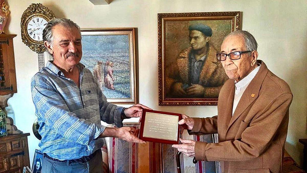 Máximo Sar recibe la placa de manos del alcalde, Juan Manuel Rey.