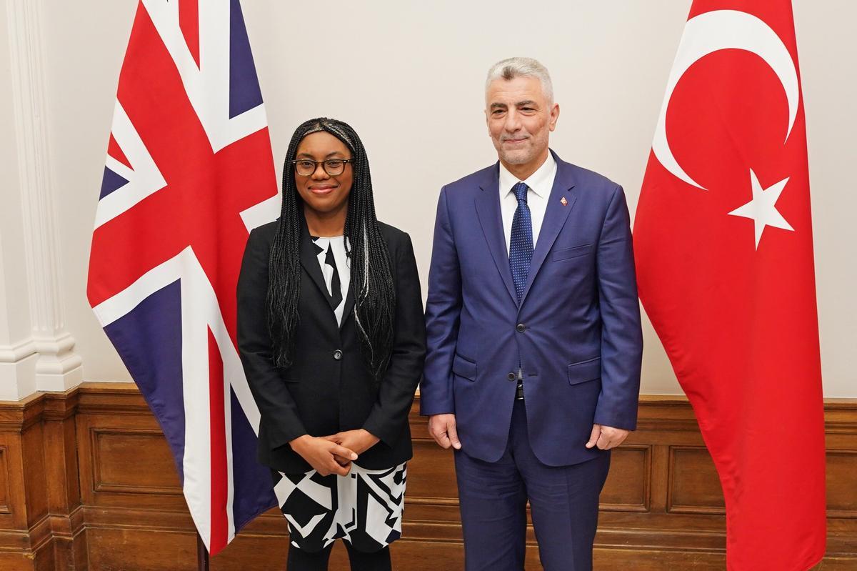 Kemi Badenoch y el ministro de Comercio de Turquía, en una imagen de marzo de 2024.