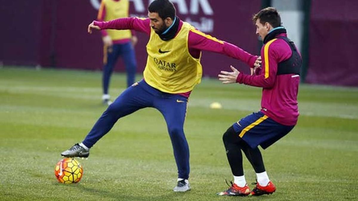 Leo Messi y Arda Turan durante un entrenamiento del FC Barcelona