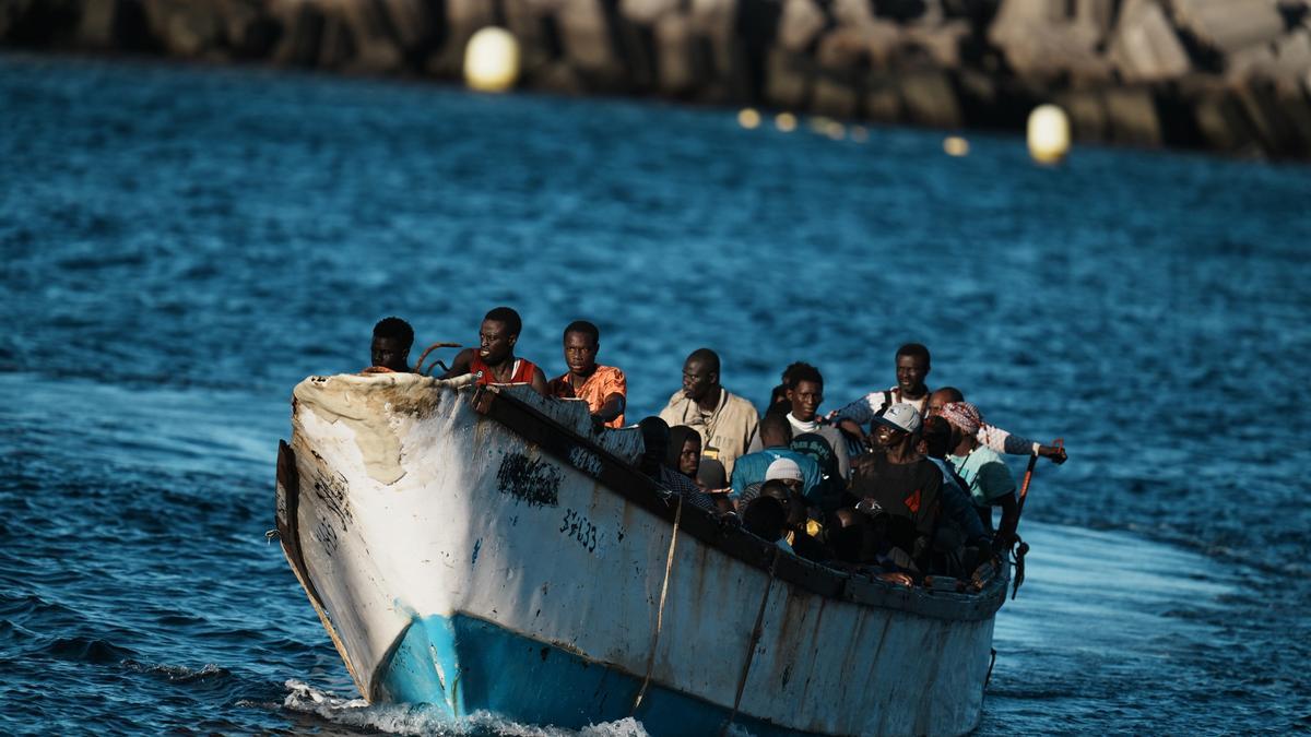 Archivo - Migrantes llegan en su segundo cayuco a El Hierro, a 3 de noviembre de 2023, en El Hierro, Canarias (España). Un segundo cayuco con unos 70 migrantes a bordo ha llegado en la mañana de hoy al puerto de La Restinga, en El Hierro, y al menos cuatr