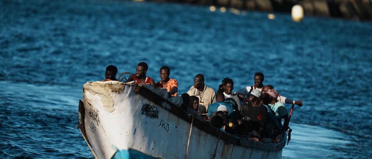 Migrantes subsaharianos llegan en cayuco a El Hierro.