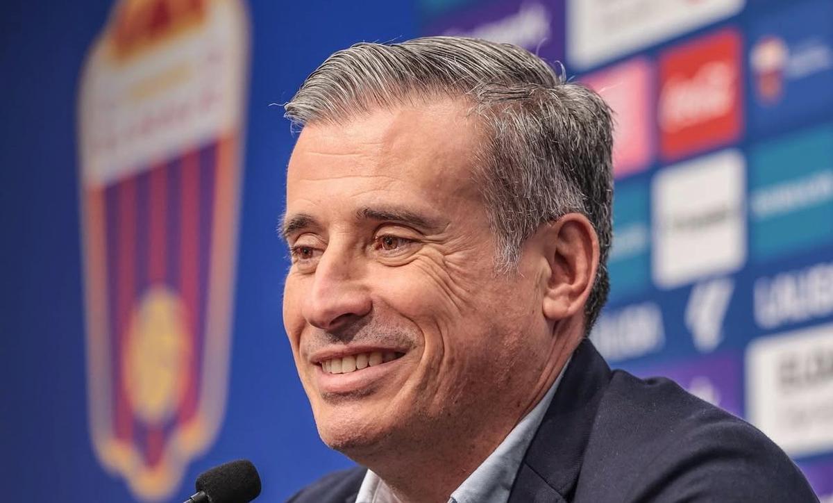 Miguel Ángel Gómez, sonriente durante su presentación como director deportivo del CD Eldense.