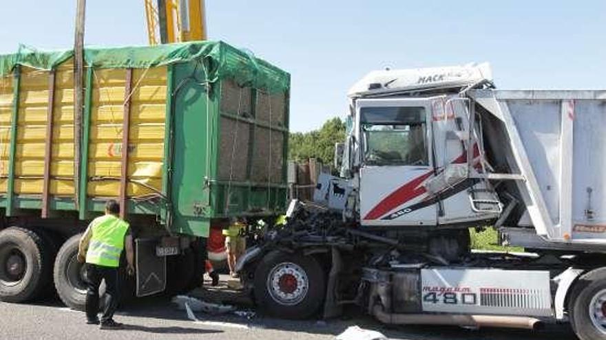 Un porriñés, herido grave en un choque de camiones en Allariz